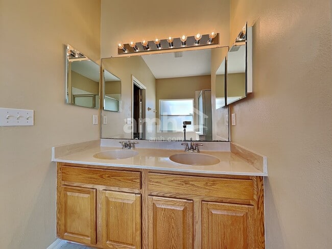 Building Photo - 12010 Fern Blossom Dr