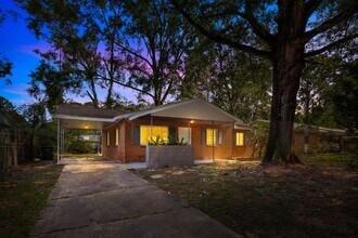Building Photo - Beautiful 3 Bedroom 2 Bathroom