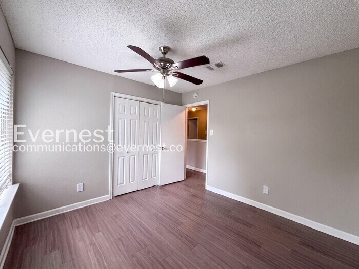 Building Photo - 2719 Meadowgrass Ln