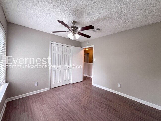 Building Photo - 4 Bed, 2.5 Bath with Fenced Yard & Garage / Pet-Friendly / Available Now!