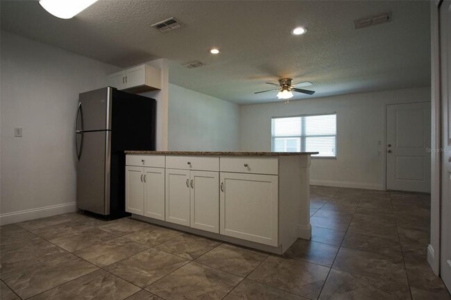 Building Photo - 217 Maple St W