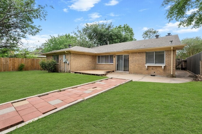 Building Photo - 15911 Mill Point Dr