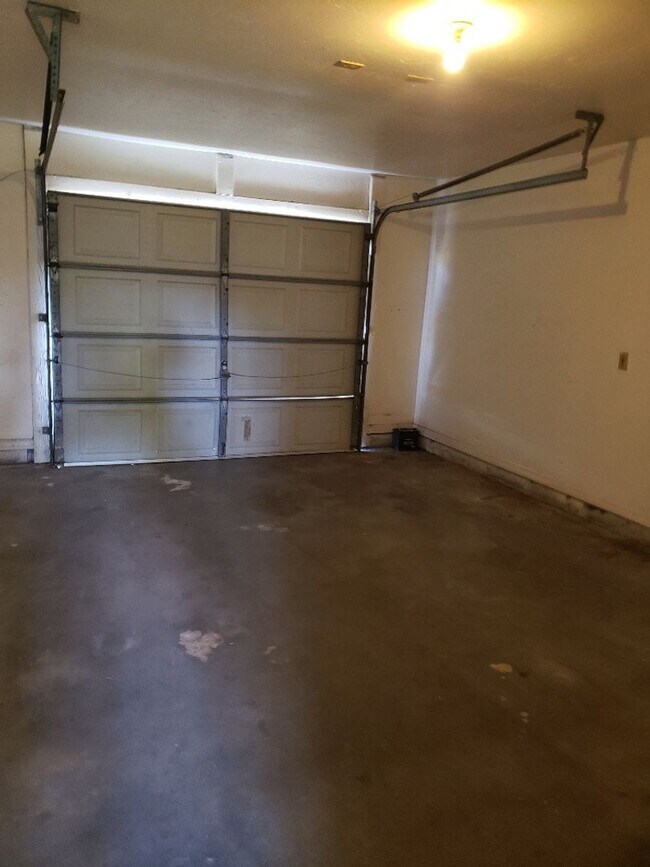 Building Photo - Freshly painted and brand new carpet/laminate 2 bed 2 bath 1 car garage single family home!!!