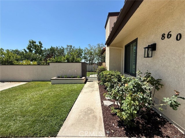 Building Photo - 860 Calle del Sol