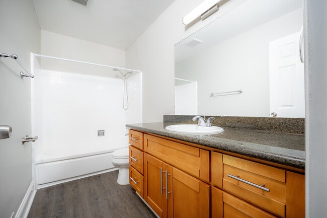 Palms B-7 bath2 - Palms at the Pruneyard