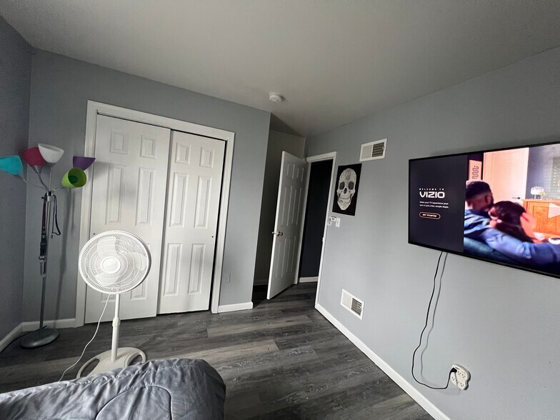 Third room - 243 E Fairview St