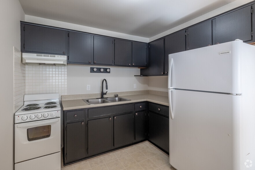 2BR, 1BA - 800SF - Kitchen - Harrison Street Apartments