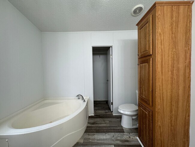 Building Photo - 16206 Wood Dr