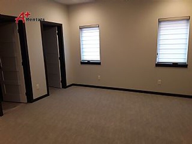 Building Photo - Three bedroom two bathroom Twin home w tri...