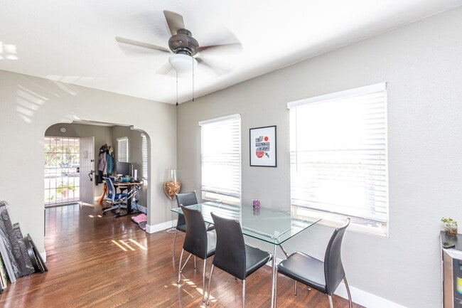 Building Photo - Charming, upgraded, and great outdoor spac...