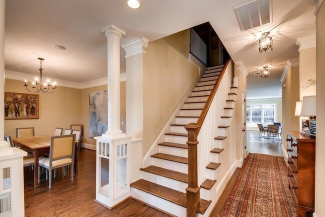 Building Photo - 2105 Brookview Dr NW