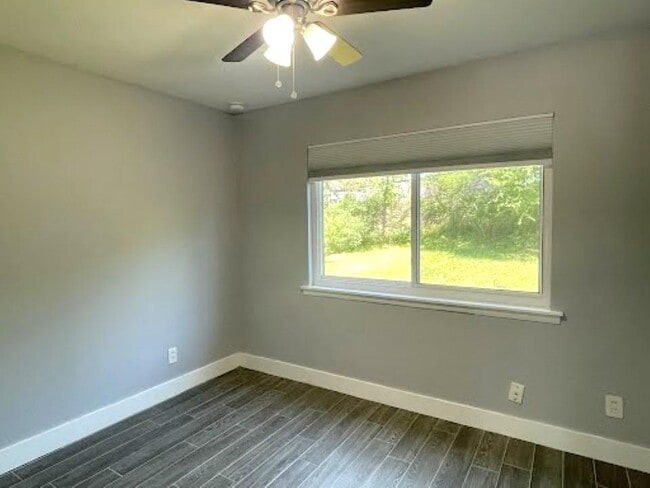 Building Photo - 2504 Manor Cir