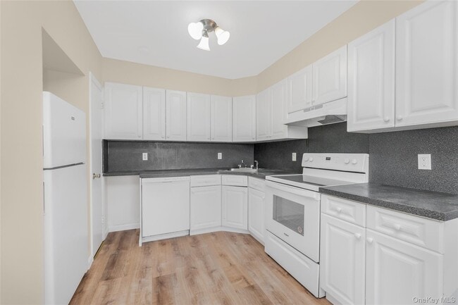 Building Photo - 26 Fairview Ave