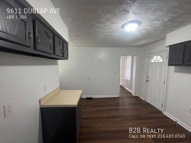 Building Photo - 9611 Dunlap Ave