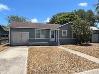Building Photo - THREE BEDROOM ONE BATH HOME!