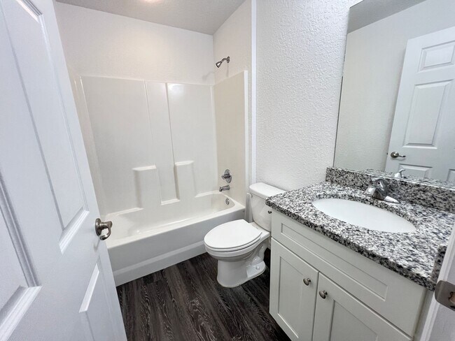 Building Photo - Beautiful 3 Bedroom, 2 Bathroom Home in Oc...