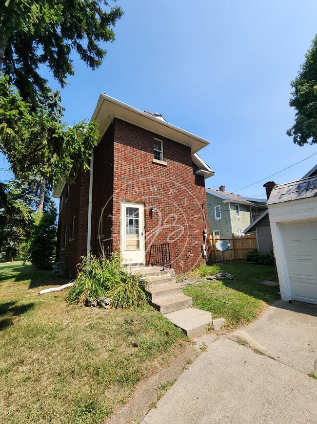 Building Photo - Charming Upper Duplex ready for you to cal...