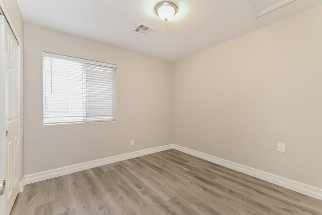 Building Photo - 10355 Missouri Meadows St