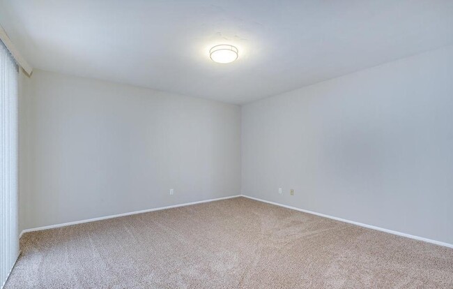 Building Photo - 2439 E Del Rio Dr