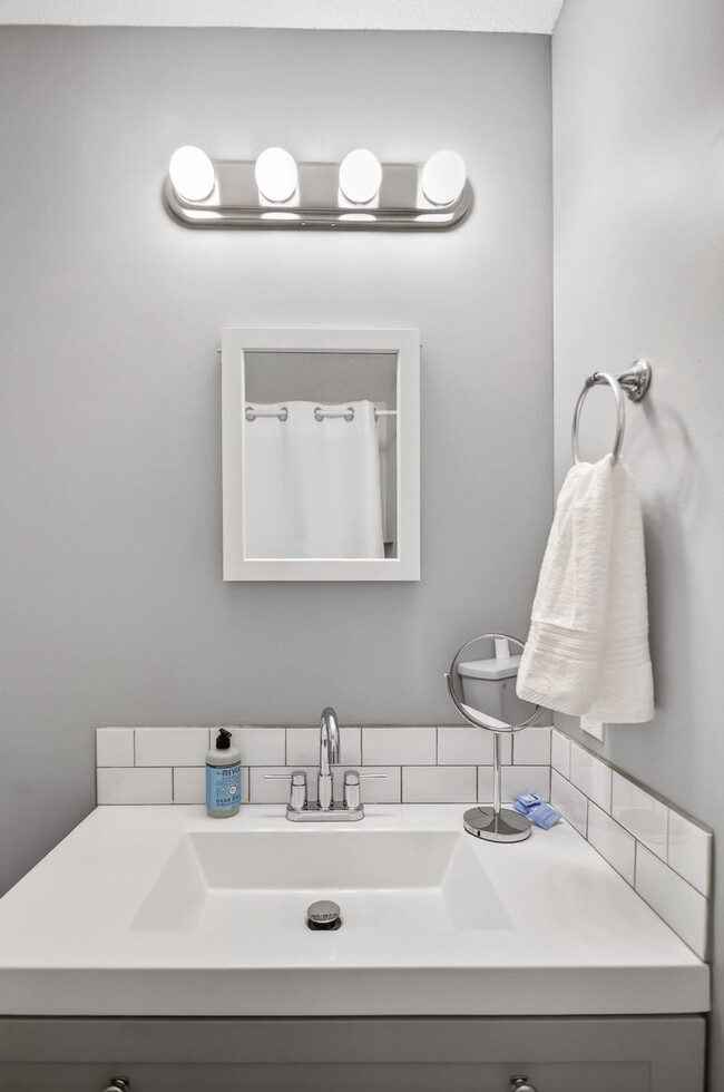 Building Photo - 2420 Haddington Rd