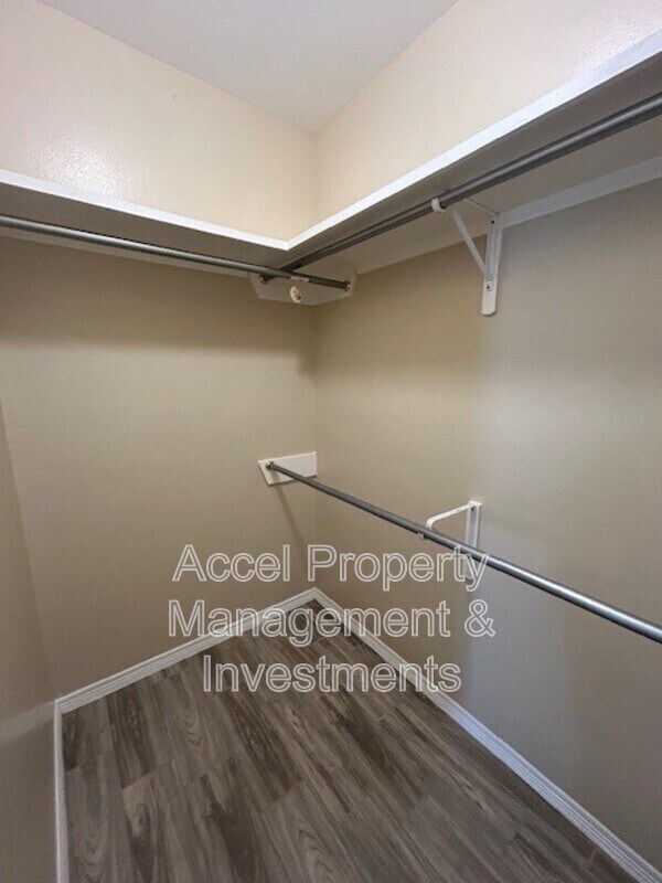 Building Photo - 1008 W La Pointe Ave