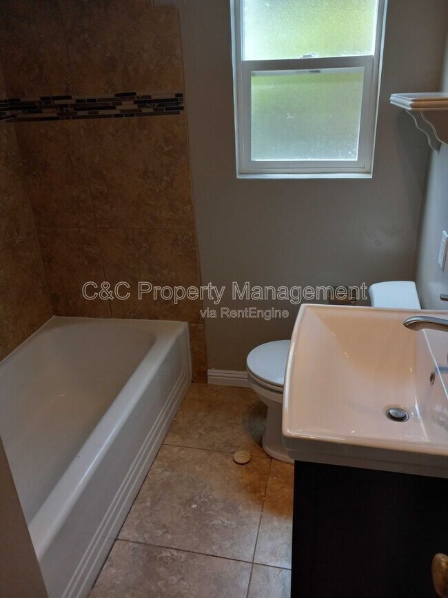 Building Photo - 116 Maple St