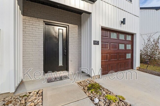 Building Photo - 847 Felix Way