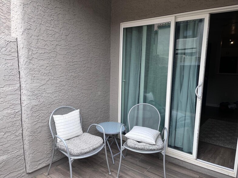 Building Photo - 533 W Guadalupe Rd