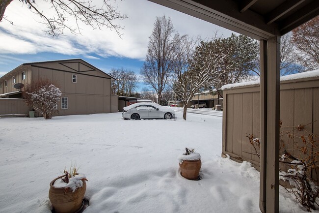 Building Photo - Newly Renovated 2 Bed 1.5 Bath Townhouse