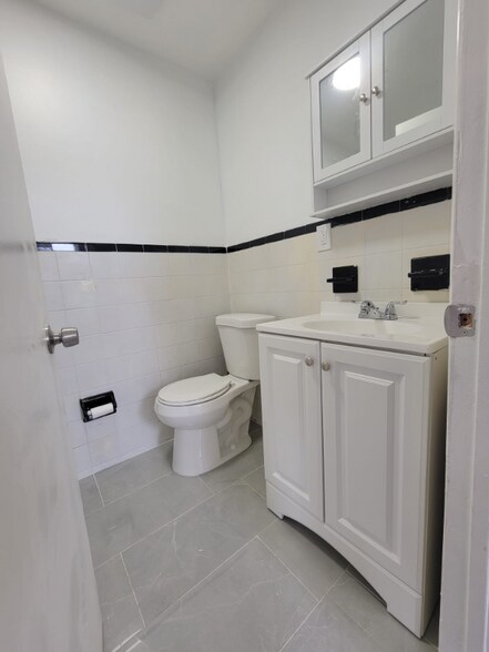 Building Photo - 13 Bleecker St