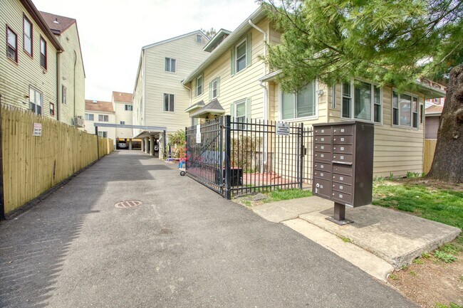 Building Photo - Lovely 2 bed 1.5 bat Condo is quiet Stamford Neighborhood