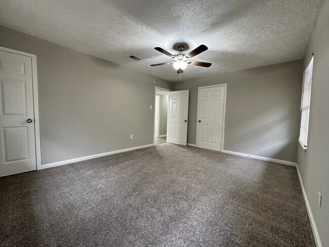 Building Photo - 5822 Glenhurst Dr