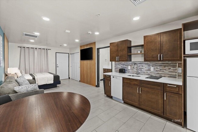 Building Photo - 1879 W Peppertree Dr