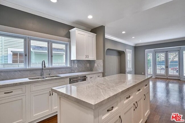 Building Photo - 515 S Van Ness Ave