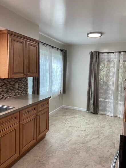 dining area - 1161 W Duarte Rd