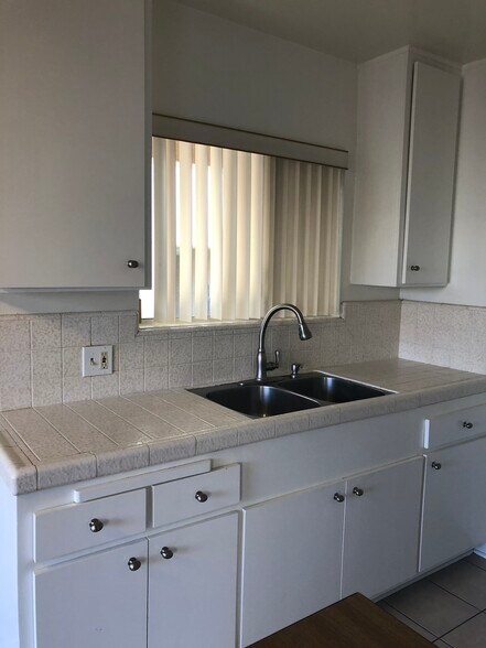 Kitchen - 1947 Pelham Ave