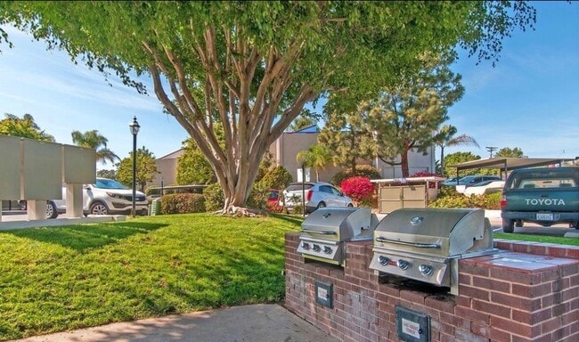 Building Photo - LIGHT & BRIGHT UPGRADED, 2 BEDROOM CONDO, ...