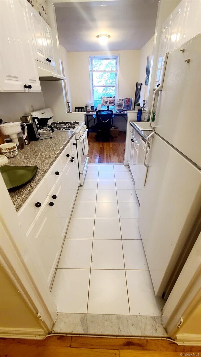 Building Photo - 66-15 Thornton Pl