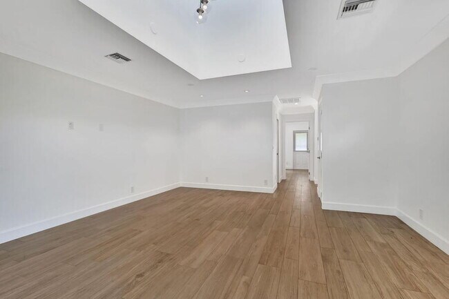 Building Photo - 400 Venice Dr