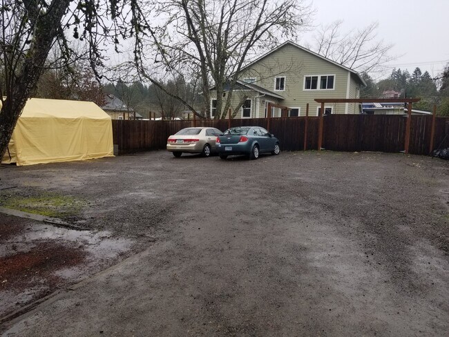 Building Photo - 5+ Bed/2 Bath East Campus home with fenced...