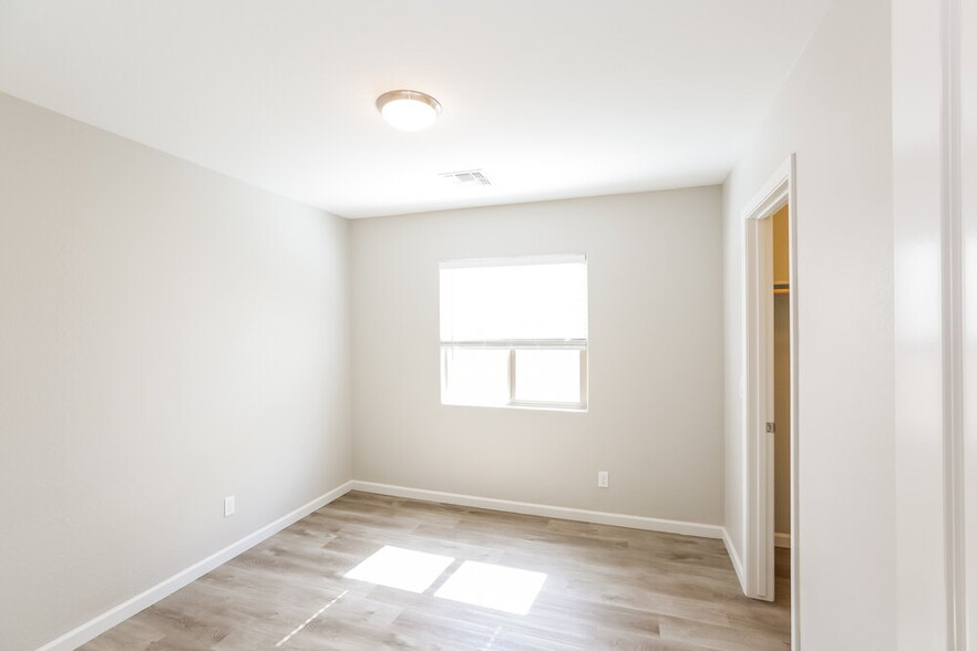 Building Photo - 3007 W La Salle St