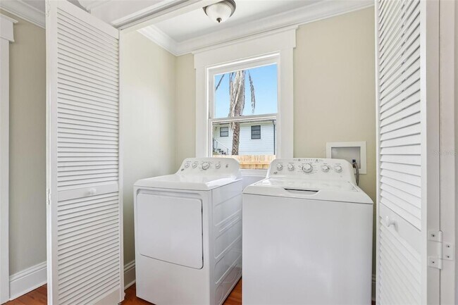 Building Photo - 712 E Caracas St