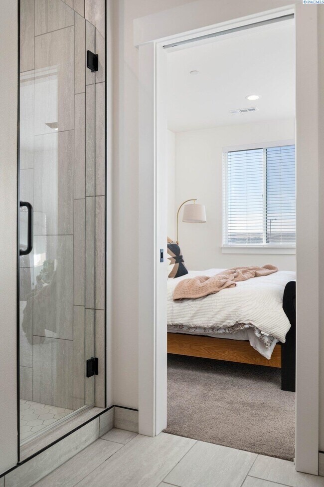 Building Photo - Generational suite w/separate entrance!