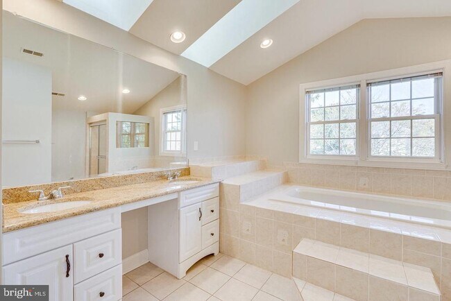 Building Photo - 1168 Taji Ct