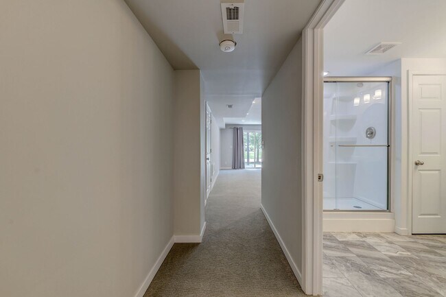 Building Photo - Gorgeous Updated 3 Bed 3 Bath Home Garage