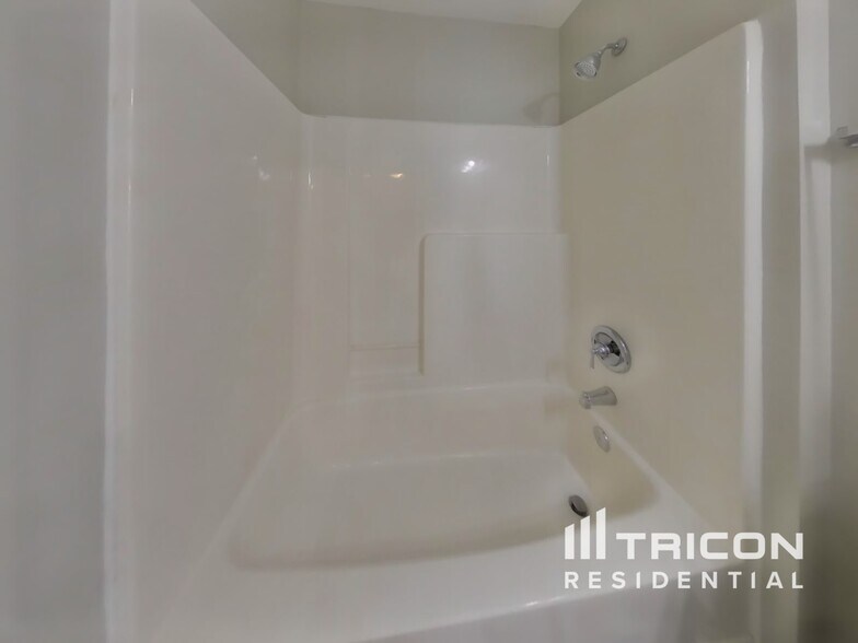 Building Photo - 2536 Bayview Dr