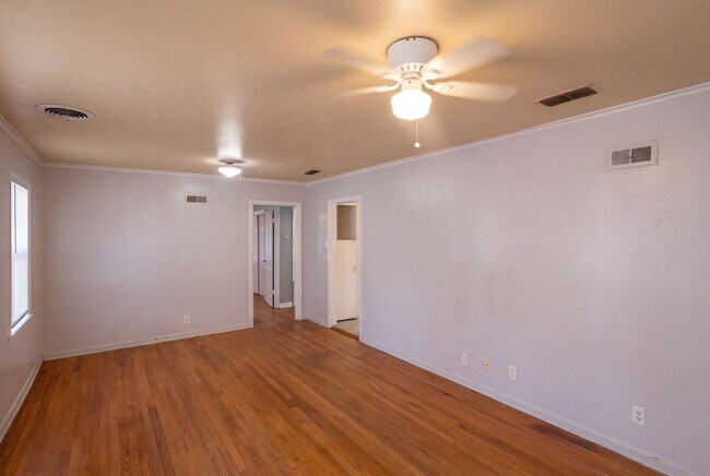 Building Photo - 131 Lister St