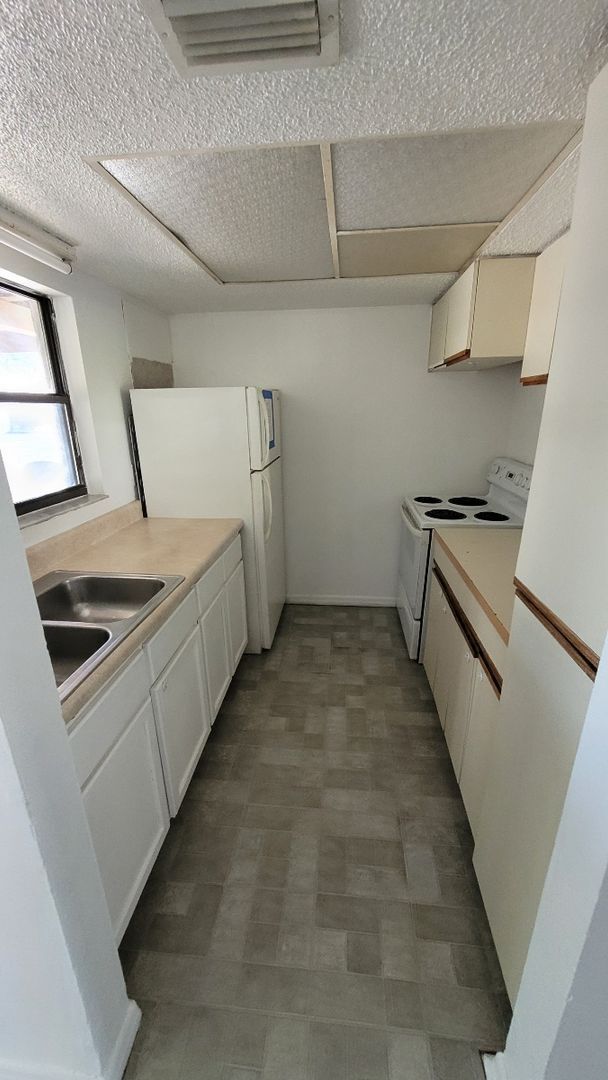 Building Photo - 3 Bedroom, 1.5 Bath - Two-Story Home/Duplex