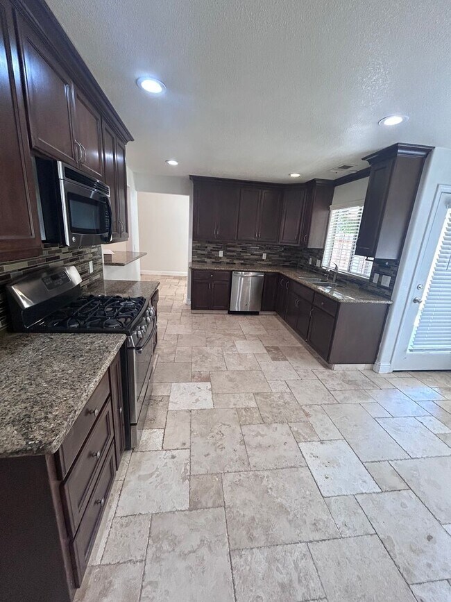 Building Photo - Now Available! 3 Bedroom Home in North West Visalia!