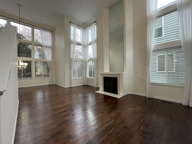 Building Photo - Grand 5 Bedroom Home Featuring 19ft Ceilings, Family Room & Main-Level Suite